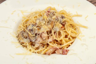 Mantarlı makarna, parmesan satranç ve pastırma. 