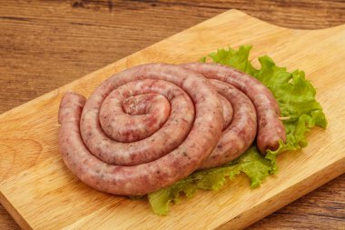 Izgara için çiğ domuz sosisi halkası.