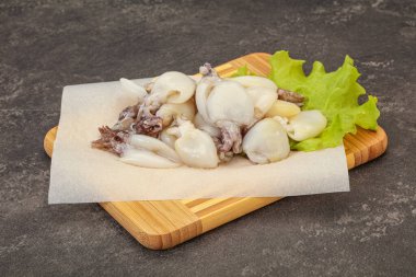 Çiğ deniz ürünleri, güvertede pişirmek için mürekkep balığı.