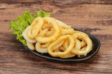 Kavrulmuş kalamar halkaları ve kasede salata.