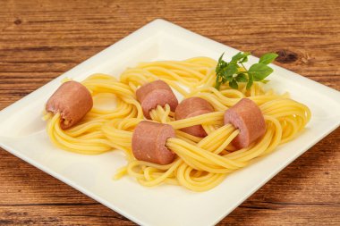 Çocuklar sosisli ve fesleğenli makarna.