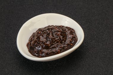 Kasede acı biber sosu var.