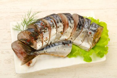 Hetbs ve baharatlı, salata yaprağı turşusu.