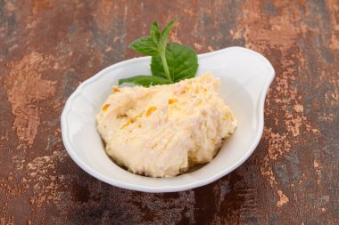 Nane yaprağı servis edilmiş kayısı ile kaymak.