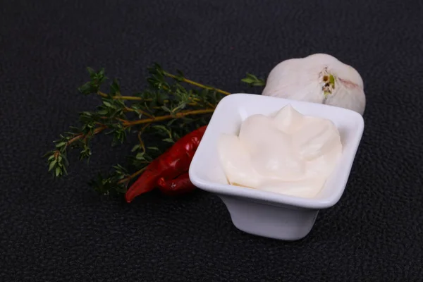 Sos Majonezowy Białej Misce Serwowane Tymianek Czerwony Pieprz Czosnek — Zdjęcie stockowe