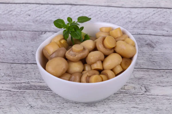 Pedaço Champignon Conserva Tigela Servido Folhas Manjericão — Fotografia de Stock