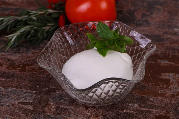 Palla Mozzarella Italiana Servita Con Basilico Pomodori — Foto Stock