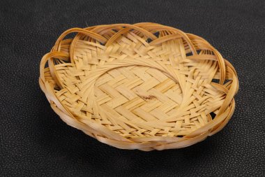 Boş hasır kase siyah arka plan üzerinde