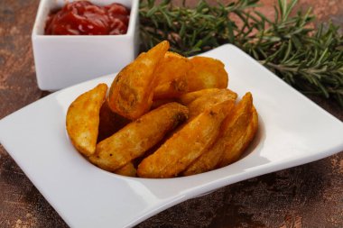 Biberiye ve soslu kızarmış patates dilimleri.