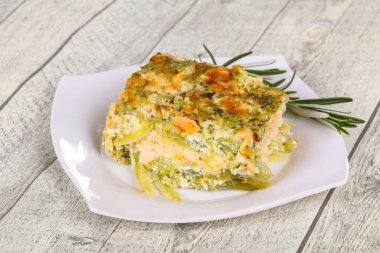 Somon ve brokolili güveç. Biberiye.