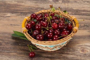 Yapraklarla dolu olgun kiraz yığını