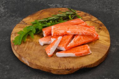 Ahşap tahtanın üzerinde yengeç çubuğu surimi