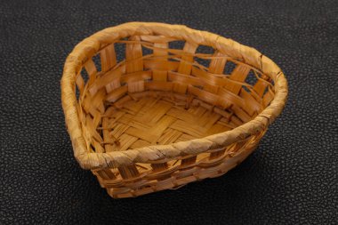 Boş hasır kase siyah arka plan üzerinde