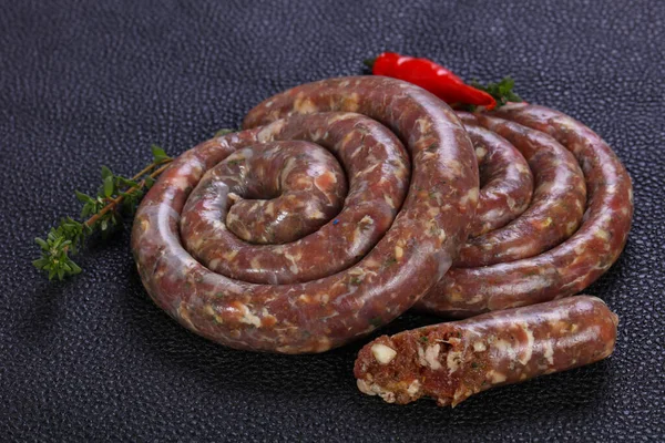 Ham kuzu sosis ızgara için hazır
