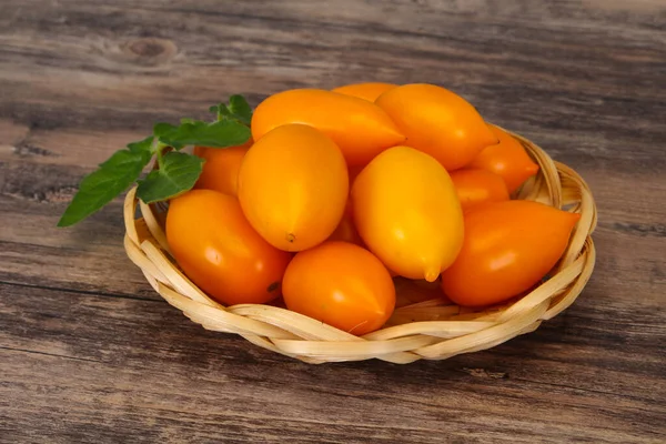 Tumpukan Tomat Kuning Matang Dalam Mangkuk Kayu — Stok Foto
