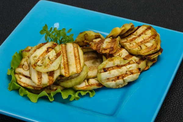 Gegrilde Aubergine Plakjes Geserveerd Basilicum Salade Bladeren — Stockfoto