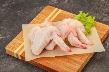 Çiğ tavuk kanatları pişmeye hazır.