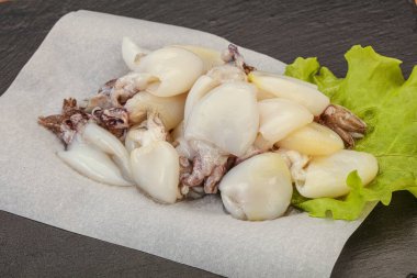 Çiğ deniz ürünleri, güvertede pişirmek için mürekkep balığı.
