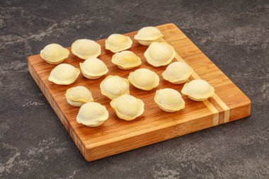 Pişirmek için çiğ etli börek.