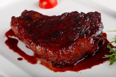 Böğürtlen soslu biftek.