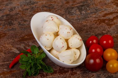 Fesleğen yapraklı ve domatesli Mozzarella peyniri topları.