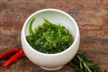 Susamlı yosun salatası Chuka.