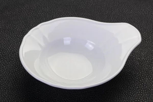 白色瓷碗在黑色背景 — 图库照片