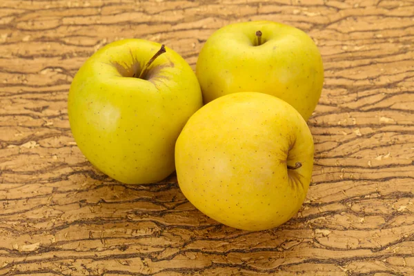 Gelbe Reife Äpfel Über Dem Hölzernen Hintergrund — Stockfoto