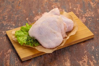 Çiğ tavuk kalçası pişirmeye hazır.