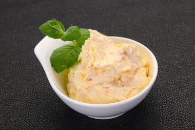 Nane yaprağı servis edilmiş kayısı ile kaymak.