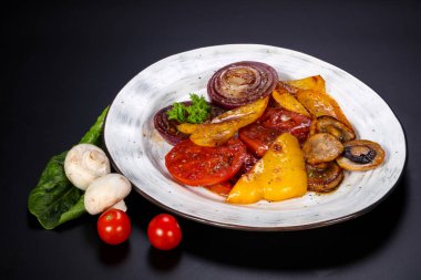 Izgara sebze - domates, biber, mantar ve menekşe soğan 