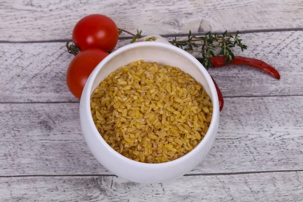 Roher Goldener Bulgur Der Schüssel Mit Tomaten Und Knoblauch — Stockfoto