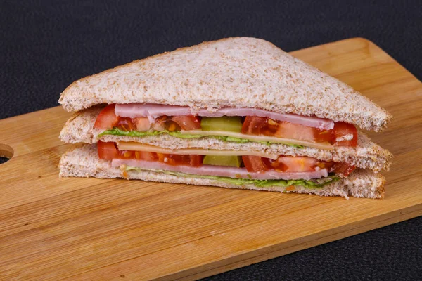 Panino Club Con Prosciutto Formaggio Foglie Insalata Pomodori Cetrioli Sottaceto — Foto Stock