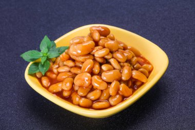 Domates soslu beyaz fasulye fesleğen yaprağı servis etti.