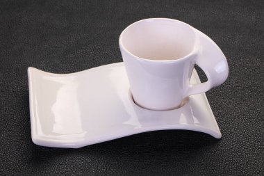 Siyah arka plan üzerinde boş seramik kupa