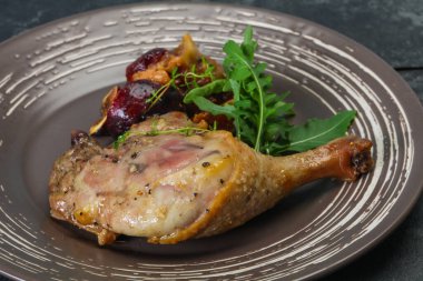 Kavrulmuş. Ördek. erik, incir ve elma ile bacak