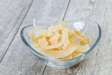 Hindistan cevizi kuru cipsi kasede atıştırmalık.