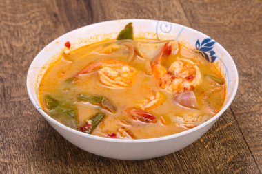Karidesli ünlü Tayland Tom Yam çorbası.
