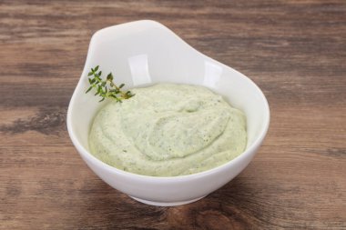 Bitki ve sarımsaklı süzme krema.