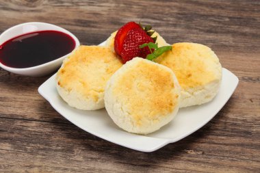 Reçelli krep ve naneli çilek.