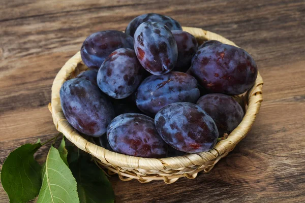 Montón Ciruela Madura Cesta Con Hojas — Foto de Stock