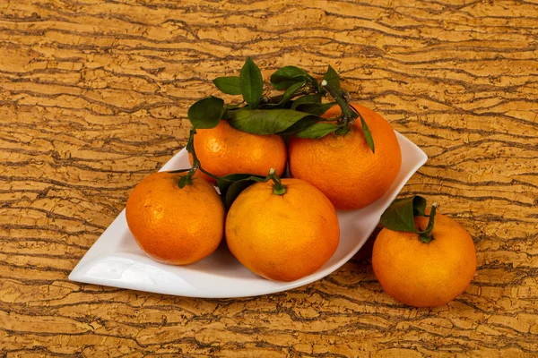 Mandarina Dulce Madura Con Hojas Verdes — Foto de Stock