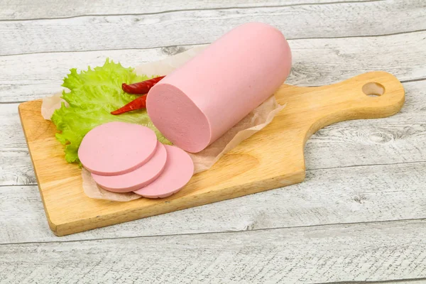 Geschnittene Schweinswurst Mit Salatblättern — Stockfoto