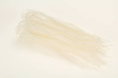 Çiğ pirinç eriştesi pişirmeye hazır.