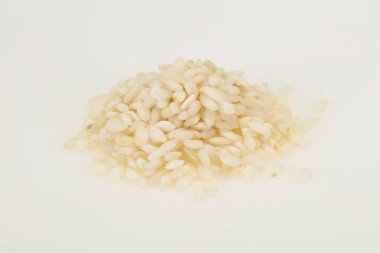 İtalyan pilavı için çiğ Arborio pilavı.