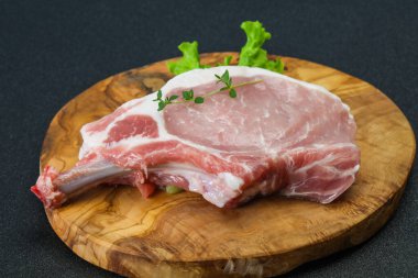 Ahşap arka planda çiğ biftek.