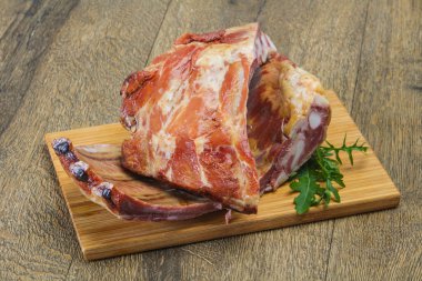 Ahşap zemin üzerinde tütsülenmiş domuz kaburgası.