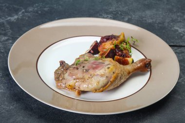 Kavrulmuş. Ördek. erik, incir ve elma ile bacak