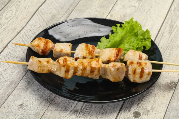 Gegrillter Schweinespieß Serviert Salatblätter — Stockfoto