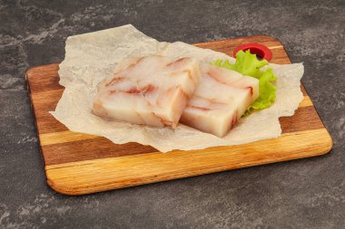 Pişirmek için çiğ balık filetosu.